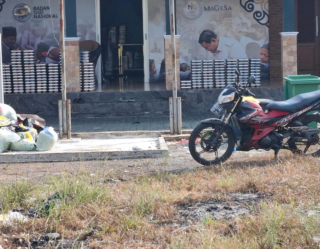 Dapur MBG Jagakarsa 008 Membakar Sampah di Halaman, Inilah Gambarnya